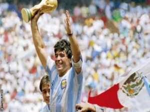Bóng đá quốc tế 26/11: Huyền thoại Maradona qua đời