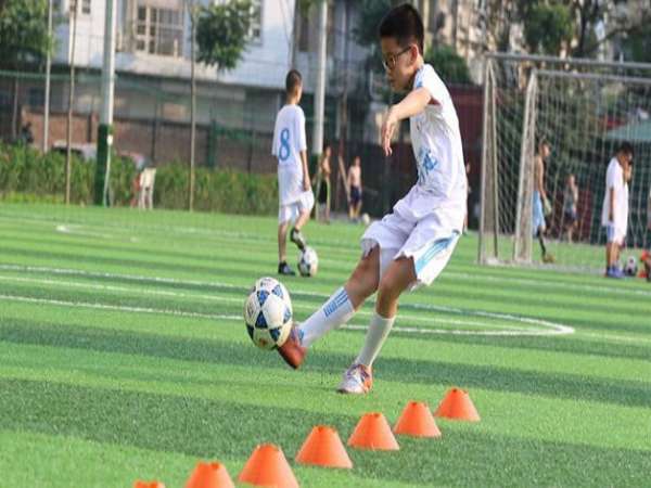 Đá bóng bằng lòng bàn chân