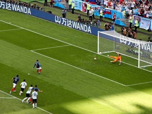 Luật bắt penalty của thủ môn trong bóng đá hiện đại
